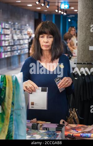 Weibliche Touristen, in marineblauem Wollkleid, Souvenir-Shopping in der National Gallery of Victoria in Melbourne, Australien. Stockfoto