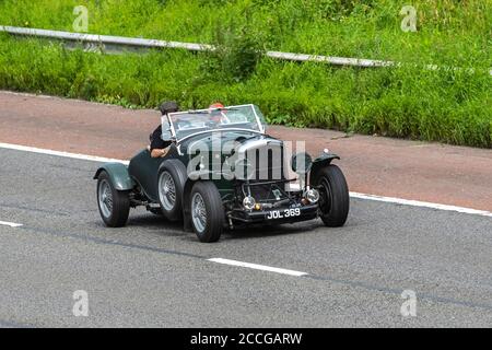 1949 40s Green Bentley Mk6; Fahrzeuge, die sich bewegen, alte Sportwagen, die auf britischen Straßen fahren, klassische Oldtimer-Motoren, Fahrten auf dem Autobahnnetz der M6. Stockfoto