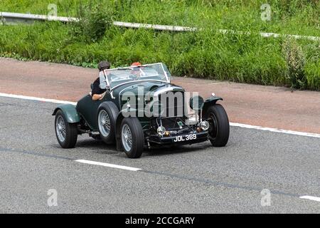 1949 40s Green Bentley Mk6; Fahrzeuge, die sich bewegen, alte Sportwagen, die auf britischen Straßen fahren, klassische Oldtimer-Motoren, Fahrten auf dem Autobahnnetz der M6. Stockfoto