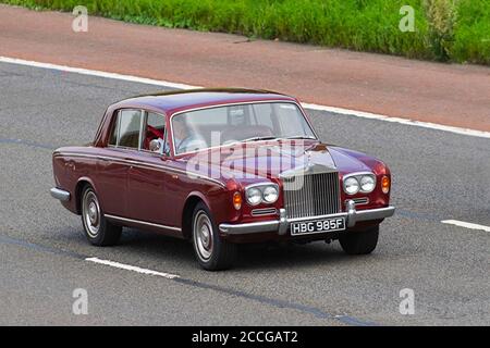 1960s Rolls Royce Silver Shadow MPW 2dr Limousine; rote Luxusautos; Fahrzeuge mit Verkehrsbewegung, Fahrzeuge mit Fahrzeugen auf britischen Straßen, Motoren, Fahrzeuge auf der Autobahn M6. Stockfoto