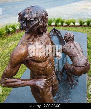 Bronzestatuen von zwei indigenen Helden porträtierten Menschen, die ein Rindenkanu während der Überschwemmungen von 1852 in NSW Australien handhabten, wo sie 68 Menschen retteten. Stockfoto