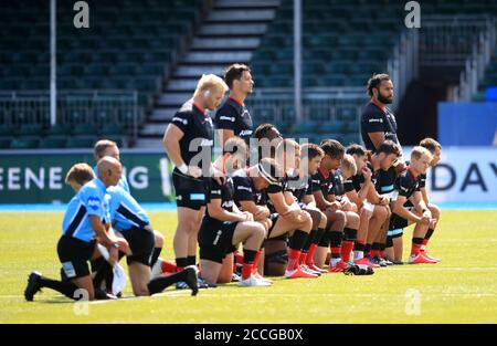 Saracens-Spieler nehmen das Knie und unterstützen die Black Lives Matter-Bewegung, während Billy Vunipola (Dritter rechts) während des Spiels der Gallagher Premiership im Allianz Park in London steht. Stockfoto