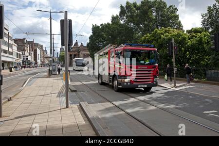 Edinburgh, Schottland, Großbritannien. 22. August 2020. Sonne scheint vor Mittag auf einer einigermaßen ruhigen Princes Street, Temperatur 17 Grad, Aktivität von Rettungsdiensten, die auf Anrufe durch. Stockfoto