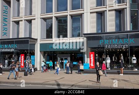 Edinburgh, Schottland, Großbritannien. 22. August 2020. Sonne scheint vor Mittag auf einer einigermaßen ruhigen Princes Street, Temperatur 17 Grad, im Bild: Käufer wenige Masken oder Gesichtsschutz auf der Straße vor Primark Store. Stockfoto