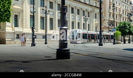 Selektiver Fokus auf die Straßenbahn mit verschwommenen Fußgängern. Stockfoto