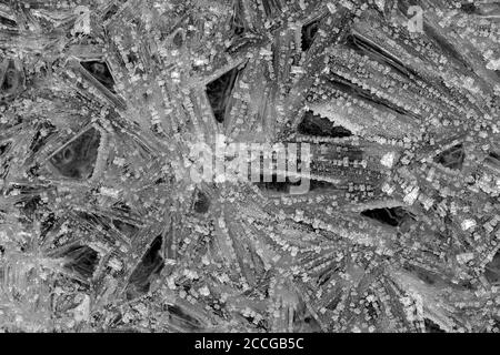 Eiskristalle im Isarstrombett mit verschiedenen Formen Und Strukturen Stockfoto