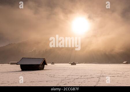 Heustadl in Garmisch Partenkirchen, im Hintergrund das Wettersteingebirge Stockfoto