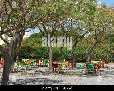 Leeres Café im Passeio do Tejo in Lissabon mit Aussicht Auf der Vasco da Gama Brücke Stockfoto