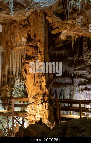 Gumushane, Türkei - 29. juli 2020: Karaca Höhle, 147 Millionen Jahre alte Naturformation, Naturwunder, Torul Bezirk. Stockfoto