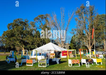 Die Botschaft des Aborigine-Zeltes mit Zeltdach und Protestschildern wurde 1972 im Innenhof des alten Parlamentshauses in Canberra, Australien, errichtet. Stockfoto