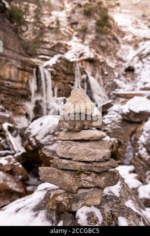 Steinmarkierung am Kuhflucht Wasserfall bei Farchant im Winter Mit Schnee und Eis Stockfoto