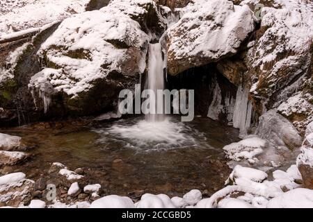 Wasserfall mit Eis im Winter in der sogenannten Kuhflucht in Die bayerischen Alpen Stockfoto