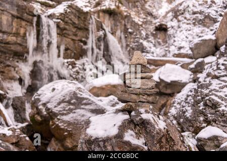 Steinmarkierung am Kuhflucht Wasserfall bei Farchant im Winter Mit Schnee und Eis Stockfoto