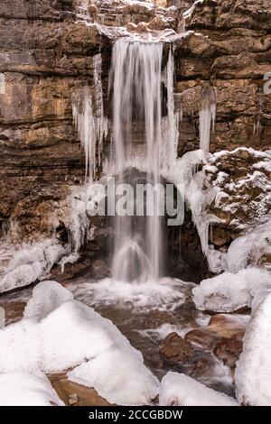 Wasserfall mit Eis im Winter in der sogenannten Kuhflucht in Die bayerischen Alpen Stockfoto