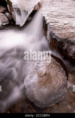 Strom mit Stromschnellen in der sogenannten Kuhflucht im Winter Mit Schnee und Eis Stockfoto