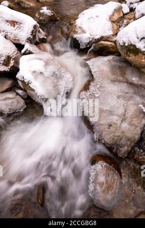 Strom mit Stromschnellen in der sogenannten Kuhflucht im Winter Mit Schnee und Eis Stockfoto