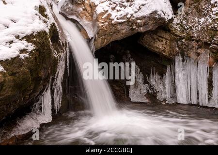 Wasserfall mit Eis im Winter in der sogenannten Kuhflucht in Die bayerischen Alpen Stockfoto