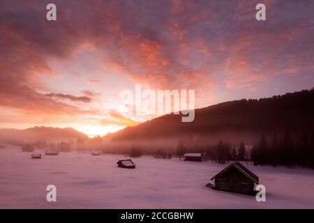 Sonnenaufgang in den bayerischen Alpen bei Garmisch-Partenkirchen. Im Hintergrund die Sowendgruppe des Karwendels und fantastische Farben, im Vordergrund Stockfoto