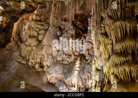 Gumushane, Türkei - 29. juli 2020: Karaca Höhle, 147 Millionen Jahre alte Naturformation, Naturwunder, Torul Bezirk. Stockfoto