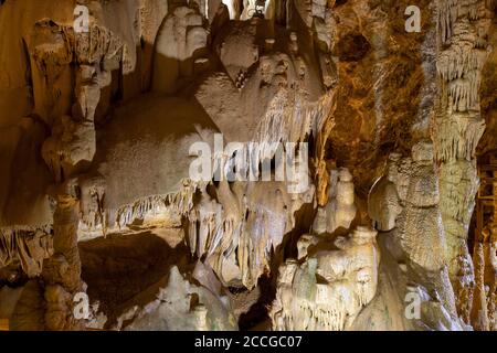 Gumushane, Türkei - 29. juli 2020: Karaca Höhle, 147 Millionen Jahre alte Naturformation, Naturwunder, Torul Bezirk. Stockfoto