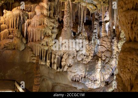 Gumushane, Türkei - 29. juli 2020: Karaca Höhle, 147 Millionen Jahre alte Naturformation, Naturwunder, Torul Bezirk. Stockfoto