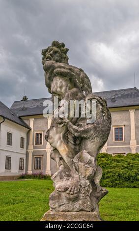 Statue im Garten des Schlosses in Velké Losiny, Region Olomouc, Mähren, Tschechische Republik Stockfoto