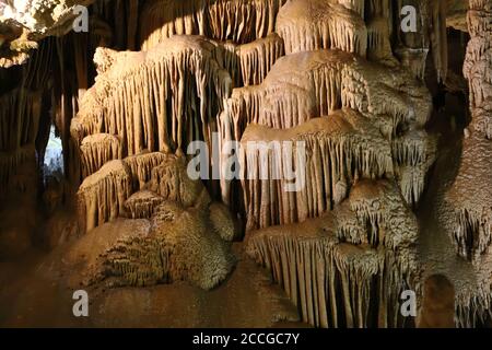 Gumushane, Türkei - 29. juli 2020: Karaca Höhle, 147 Millionen Jahre alte Naturformation, Naturwunder, Torul Bezirk. Stockfoto