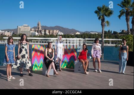 Andrea Fandos, Zoe Arnao, Ainara Nieto, Carola Gurpegui, Elisa Martínez, Julia Sierra und der Filmregisseur Pilar Palomero besuchen Las Ninas Photocall im Muelle Uno in Malaga. Stockfoto