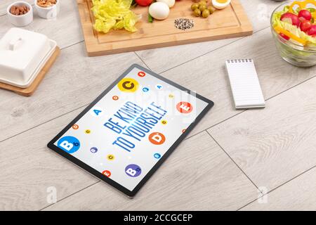 Gesunde Tablet PC-Compositur mit SEI KIND ZU SICH selbst Inschrift, Gewichtsverlust Konzept Stockfoto