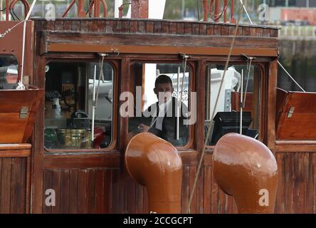 Ein Besatzungsmitglied an Bord des Paddle-Dampfschiffes Waverley, der von Glasgow zu einer Kreuzfahrt entlang des Flusses Clyde abfährt, während sie nach der Coronavirus-Sperre wieder segelt. Stockfoto