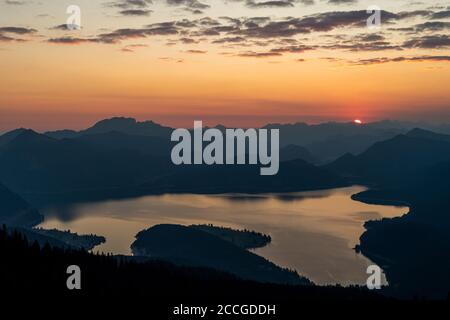 Sonnenaufgang im Frühjahr über Walchensee und Karwendel von der aus gesehen Simetsberg Stockfoto