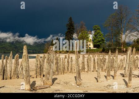 Alte Holzdielen auf der Halbinsel Zwergern am Walchensee in den bayerischen Voralpen bei Unwetter. Die Holzbretter stammen wahrscheinlich aus einer Hi Stockfoto