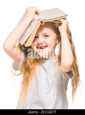 Kleine rothaarige Mädchen mit einem Lehrbuch auf einem isolierten Hintergrund, weiß, Studio Licht Stockfoto