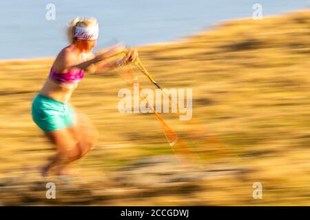 Mit einem Trailrunner auf dem Berg, um die zu zeigen Bewegung Stockfoto