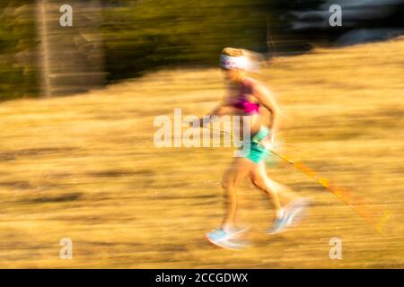 Mit einem Trailrunner auf dem Berg, um die zu zeigen Bewegung Stockfoto