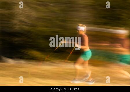 Mit einem Trailrunner auf dem Berg, um die zu zeigen Bewegung Stockfoto