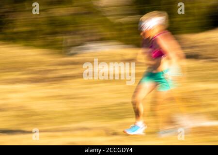 Mit einem Trailrunner auf dem Berg, um die zu zeigen Bewegung Stockfoto