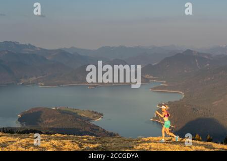 Trailrunner beim Berglauf. Im Hintergrund der Walchensee Stockfoto