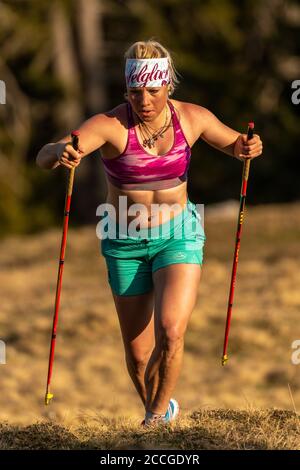 Konzentrierter Trailrunner mit natürlicher Figur beim Berglaufen Auf Simetsberg auf der Frühlingswiese Stockfoto