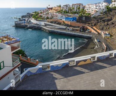 Blick auf die Küste von der General Road von Puerto de Santiago in Richtung Bucht von Chica Strand, La Vica Straße und Landzunge von La Hondura Viertel in Stockfoto