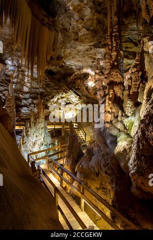 Gumushane, Türkei - 29. juli 2020: Karaca Höhle, 147 Millionen Jahre alte Naturformation, Naturwunder, Torul Bezirk. Stockfoto