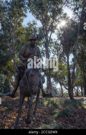 Eine lebensgroße Bronzestatue eines berittenen australischen Soldaten, der am australischen Kriegerdenkmal Canberra einen Hügel zu Pferd auflädt. Stockfoto