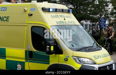 Leicester, Leicestershire, Großbritannien. August 2020. Ein Krankenwagen wird an einem ÒSave unserem NHSÓ Protest vorbeigefahren. Die Kampagne zielt darauf ab, eine Bewegung aufzubauen, die für faire Löhne im Nationalen Gesundheitsdienst kämpft. Credit Darren Staples/Alamy Live News. Stockfoto