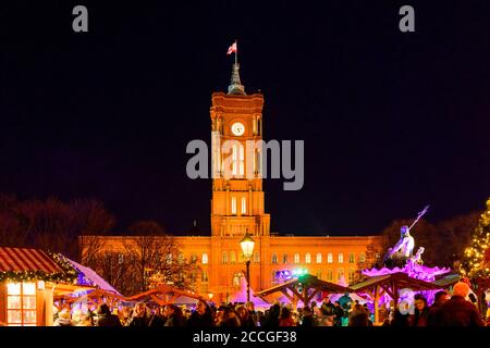 Deutschland, Berlin, Weihnachtsmarkt am Roten Rathaus / Alexanderplatz. Stockfoto