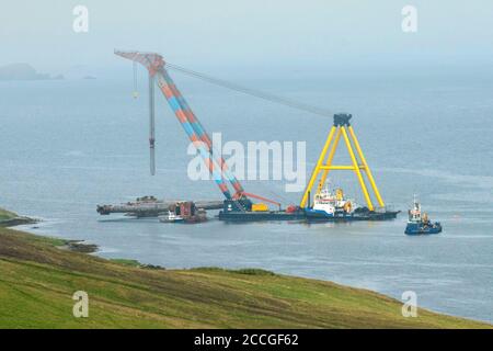 Die Buchan Alpha stillgelegt Ölplattform, die bei der Demontage auf Grund auf dem Ufer von Shetland laufen, wenn sie sich von ihren Anlegeplätzen. Stockfoto