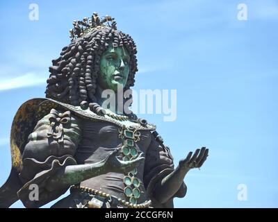 Frauenskulptur am Passeio do Tejo in Lissabon mit Aussicht Auf der Vasco da Gama Brücke Stockfoto