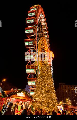 Deutschland, Berlin, Weihnachtsmarkt mit Riesenrad im Roten Rathaus / Alexanderplatz. Stockfoto