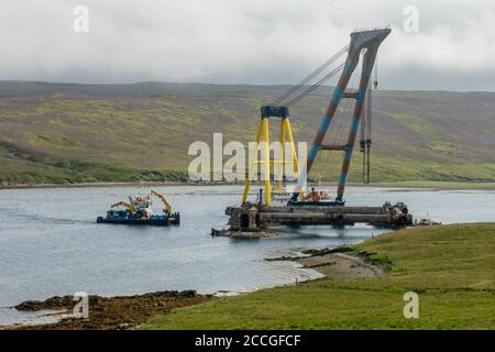 Die Buchan Alpha stillgelegt Ölplattform, die bei der Demontage auf Grund auf dem Ufer von Shetland laufen, wenn sie sich von ihren Anlegeplätzen. Stockfoto