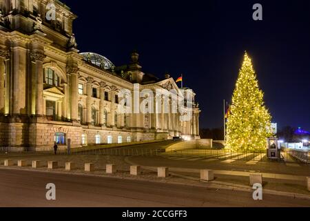 Deutschland, Berlin, Reichstagsgebäude mit Weihnachtsbaum. Stockfoto