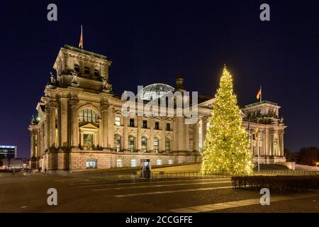 Deutschland, Berlin, Reichstagsgebäude mit Weihnachtsbaum. Stockfoto